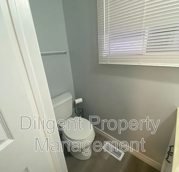 260 Lansdowne St W — Photo 12