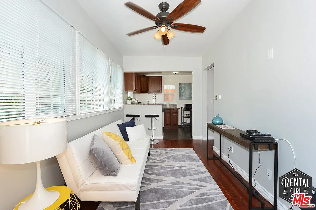 2 bed, 1.0 bath, 700 sqft, $3,226 — Photo 3