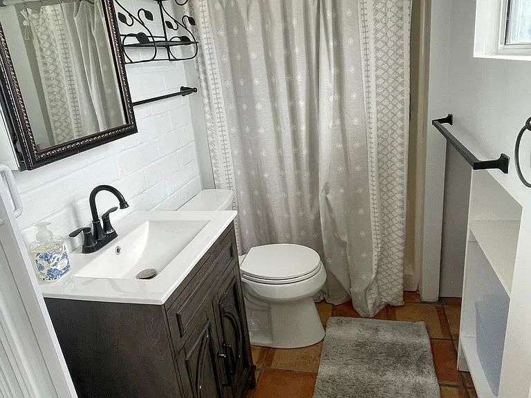 2550 Montgomery Studio — Photo 4