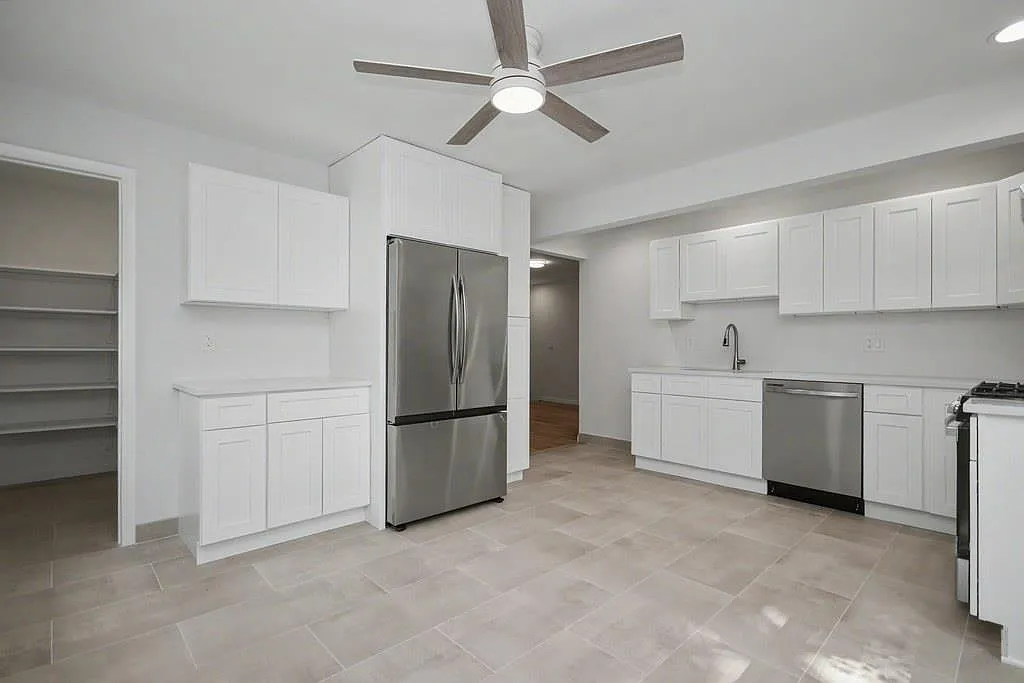 5 bed, 2500 sqft, $5,200 — Photo 3