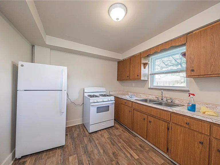 1067 Cleveland Ave — Photo 8