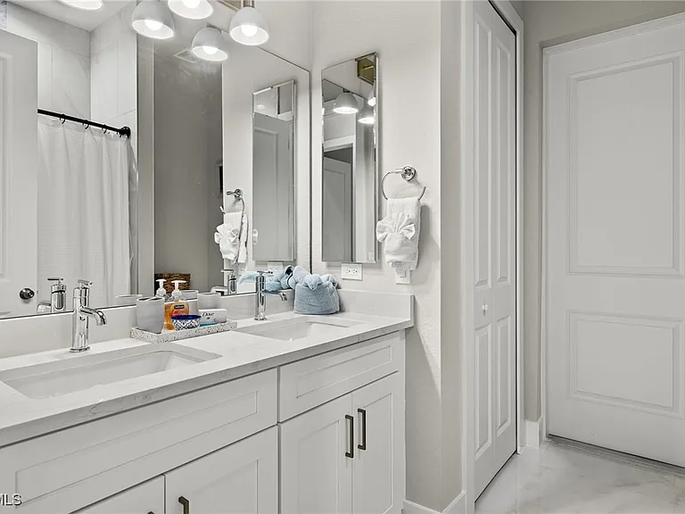5240 Tower Dr — Photo 33