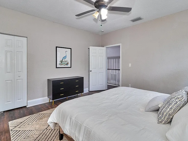811 E Genesee St — Photo 52
