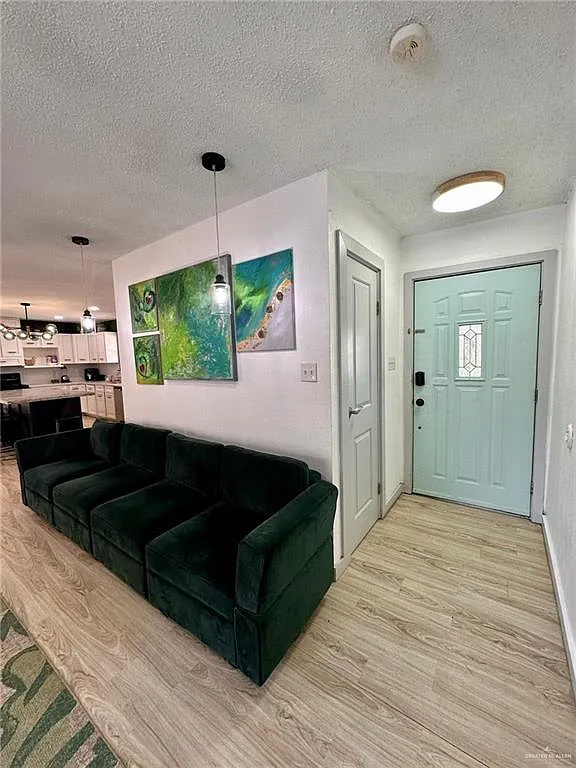4 bed, 2.0 bath, 2200 sqft, $2,400 — Photo 2