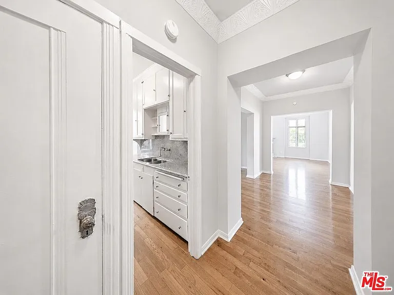 1314 N Hayworth Ave #303 — Photo 4