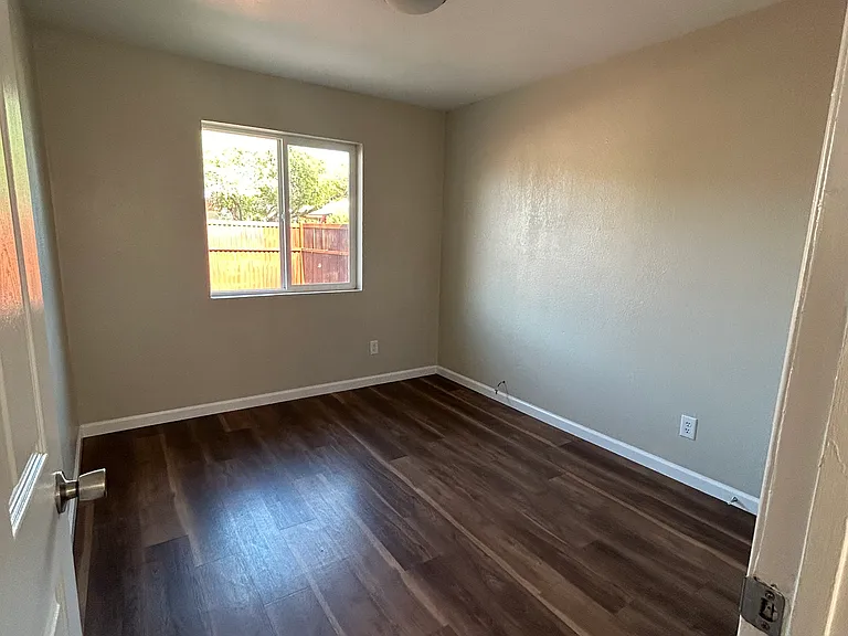 3953 N Palm Grove Dr #1 — Photo 15