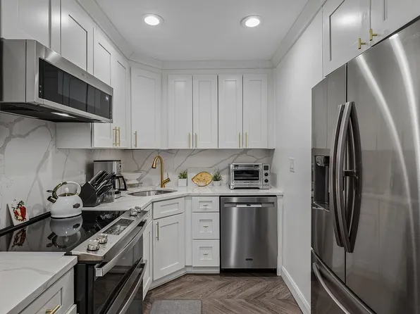 10-10 166th St #4A, Whitestone, NY 11357