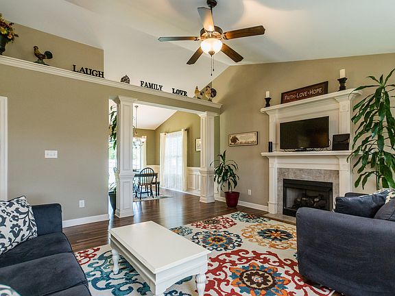 4th image of 250 Snowberry Ln