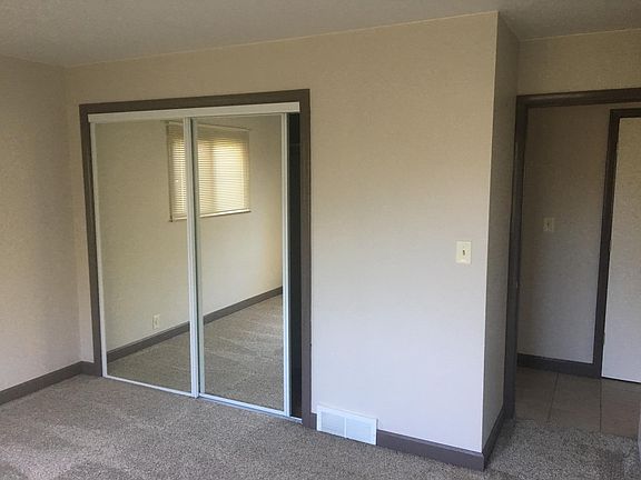 4th image of 394 E Huston St Fl 1ST