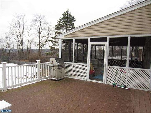 3rd image of 337 Crescent Hill Dr