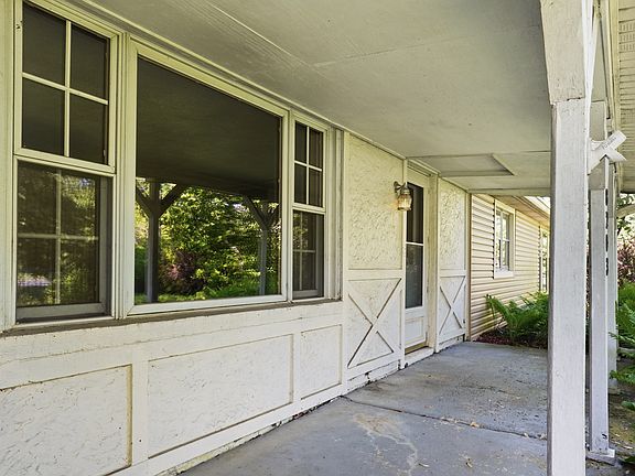 3rd image of 8203 W 88th St