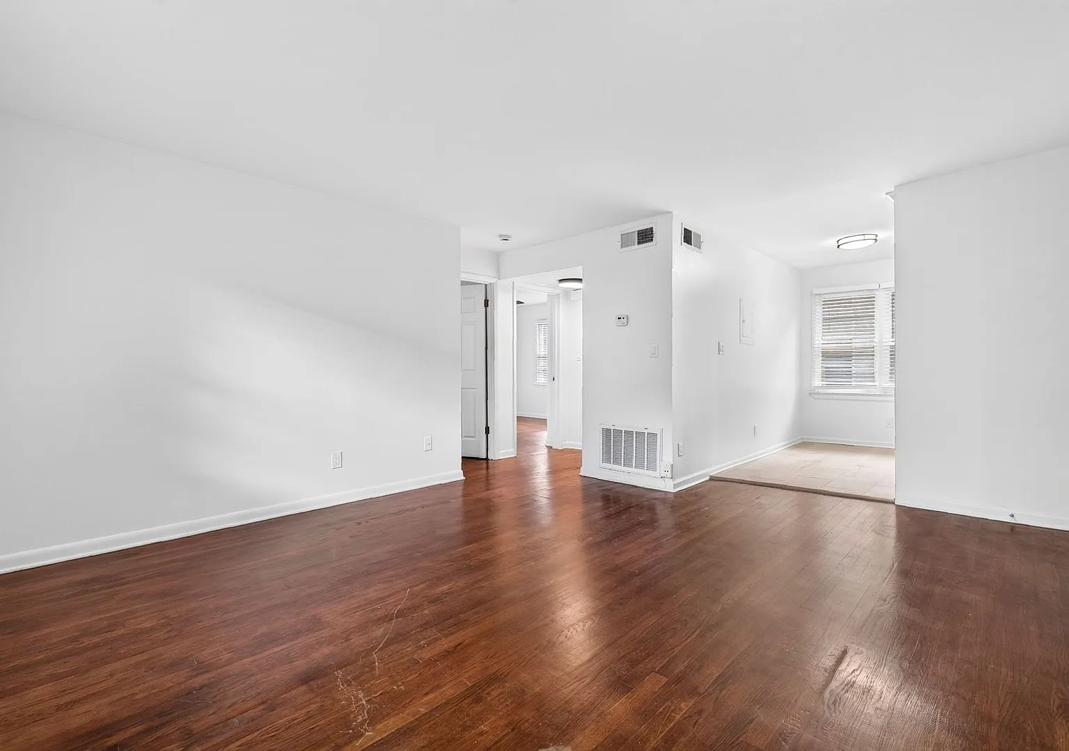 Charming 2bd/1ba Apartment — Photo 3