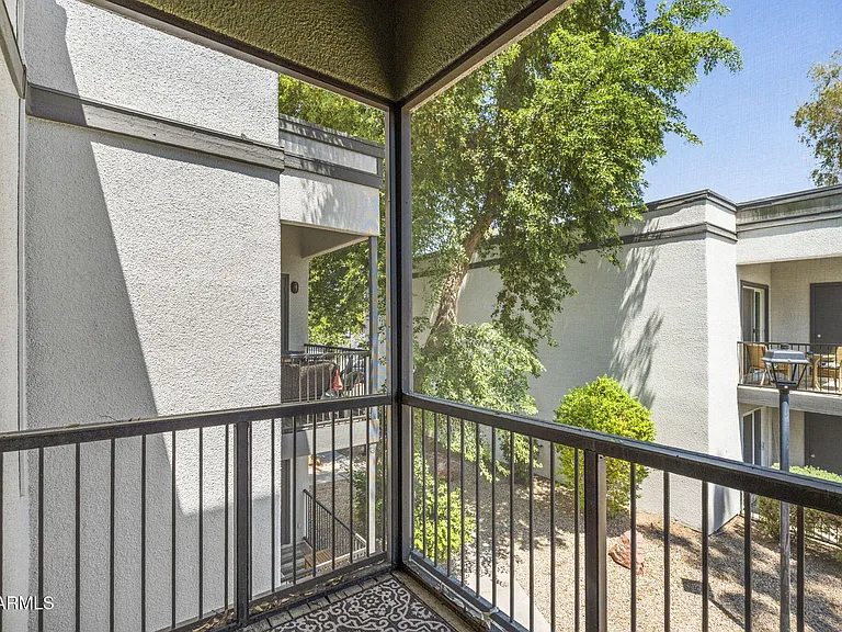 740 W Elm St #207 — Photo 25