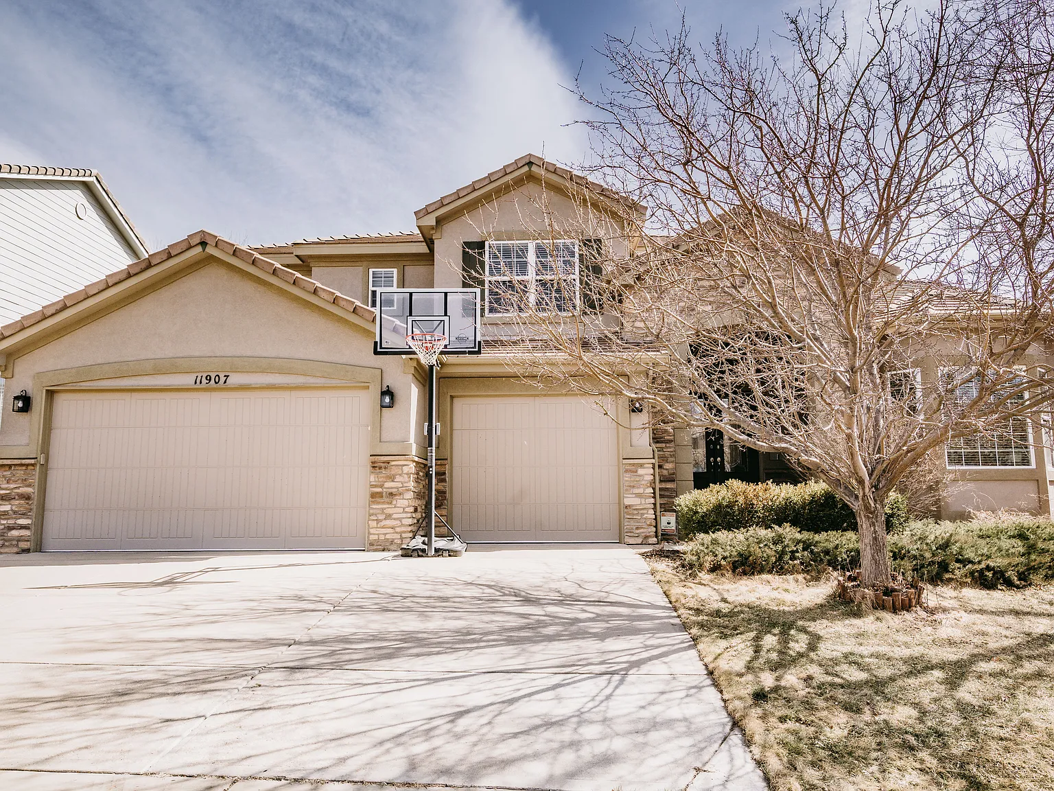 5 bed, 5990 sqft, $6,400 — Photo 1