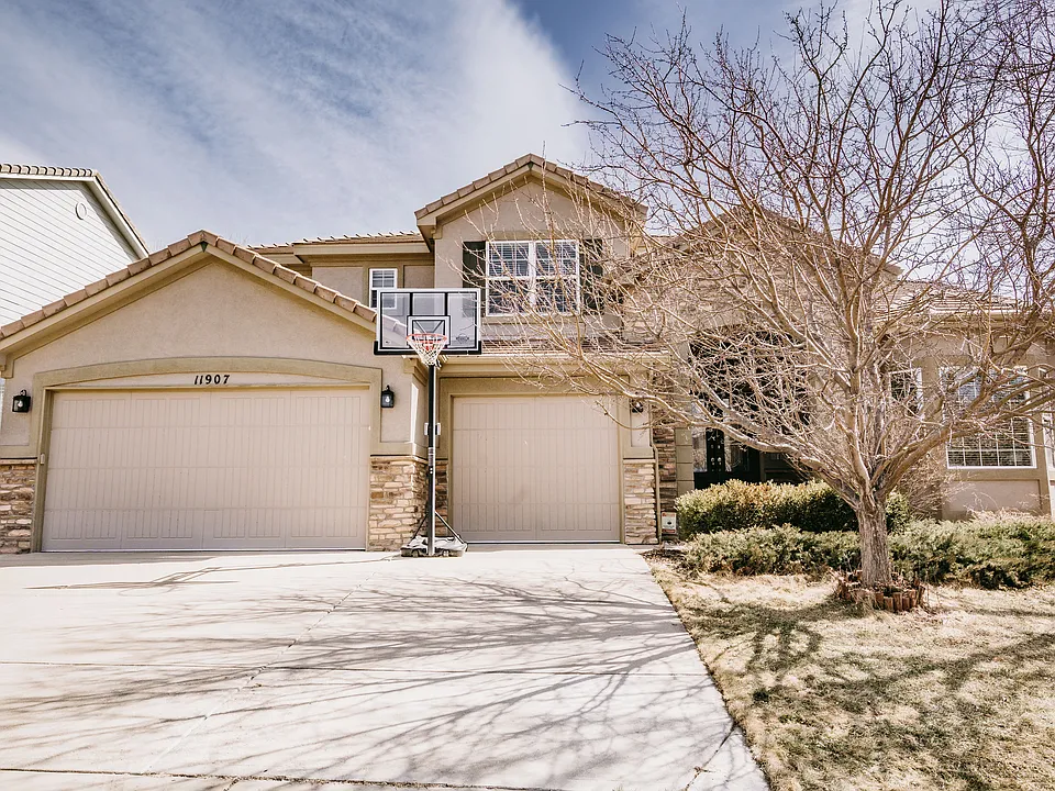 11907 E Lake Cir