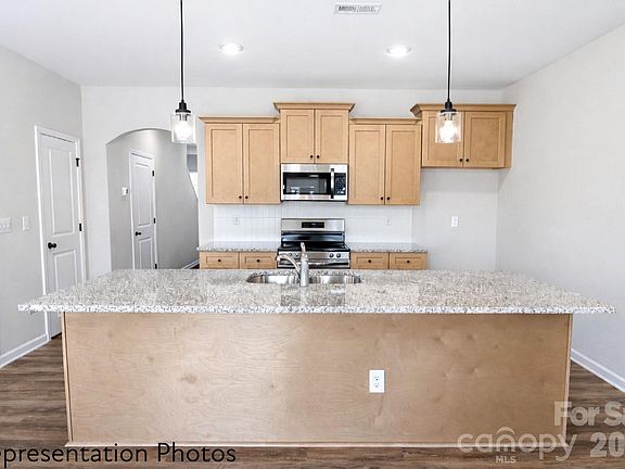 4th image of 5953 Wallace Ave