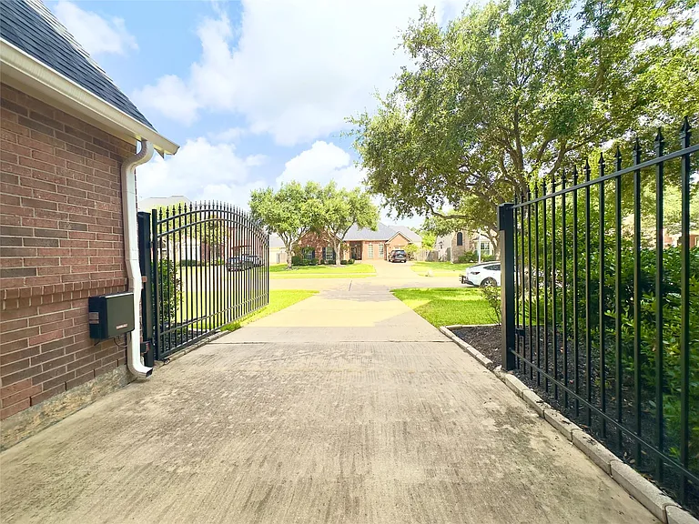 3819 Rivermoss Ln — Photo 15