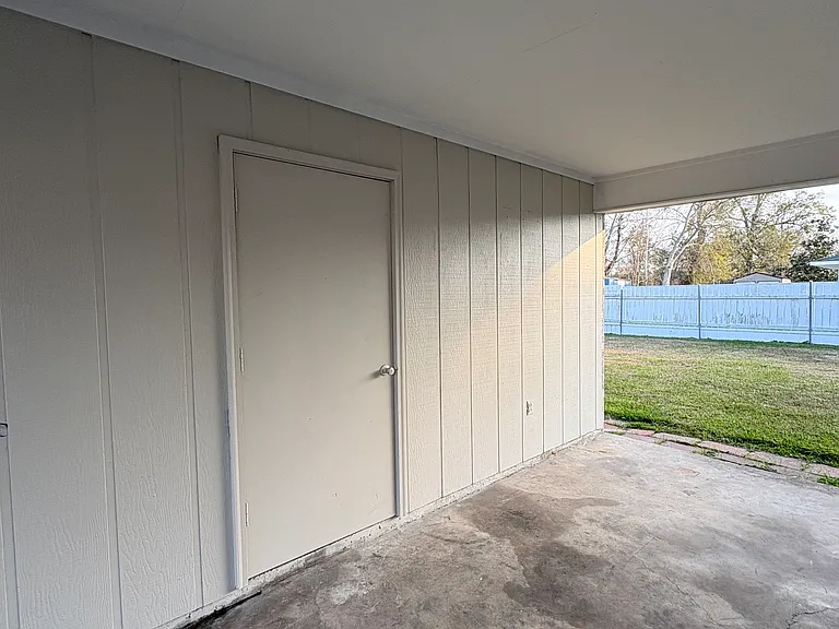 2730 S Meadowood Ave — Photo 3