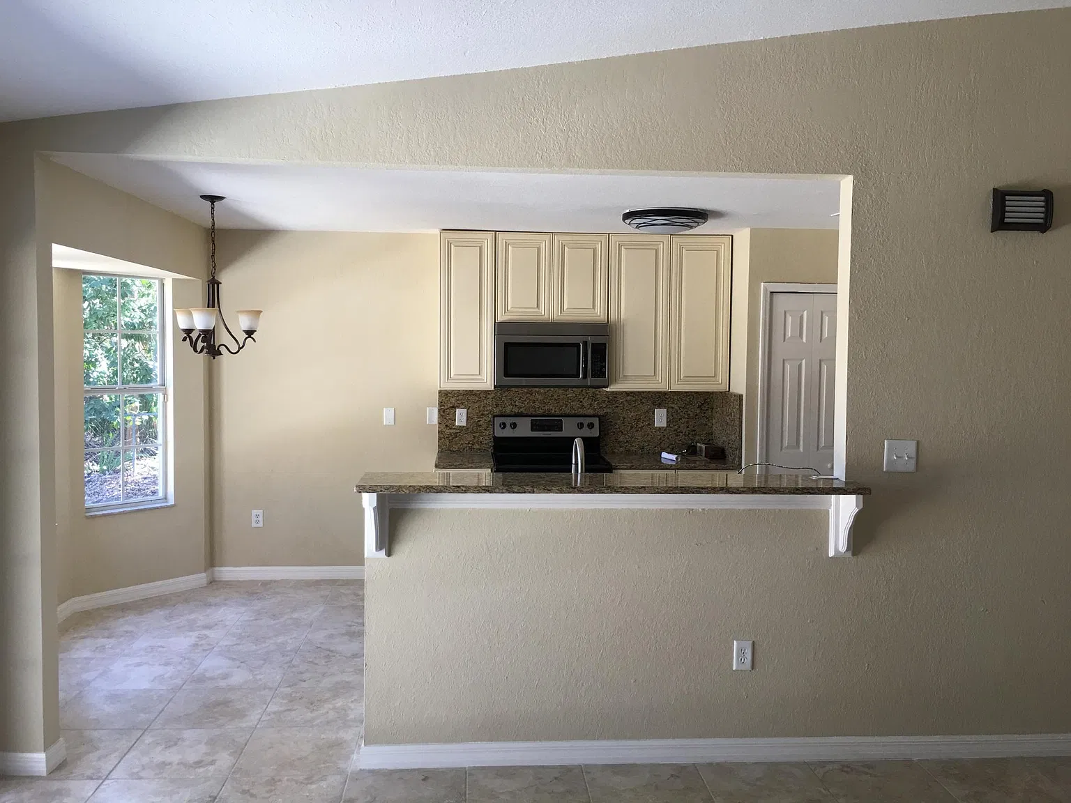 3 bed, 2.5 bath, 1607 sqft, $2,400 — Photo 3