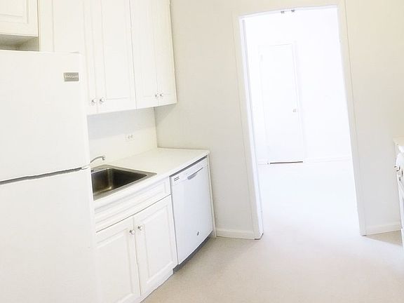 5th image of 3950 Blackstone Ave APT 4S