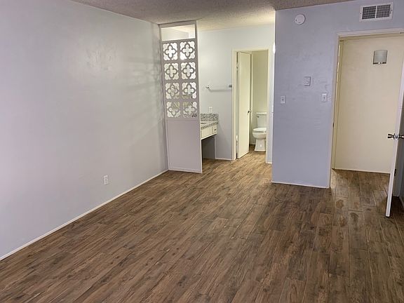 4th image of 6006 Stockdale Hwy APT 4