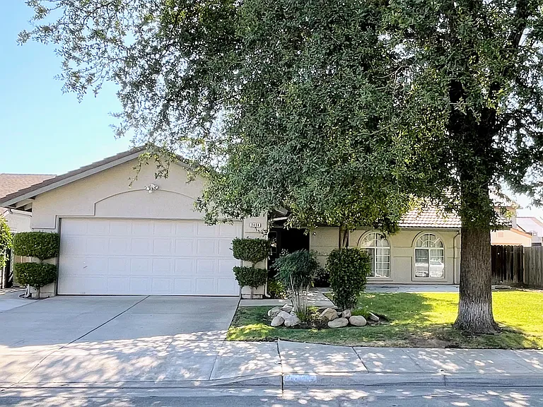 3404 N Forestiere Ave — Photo 1