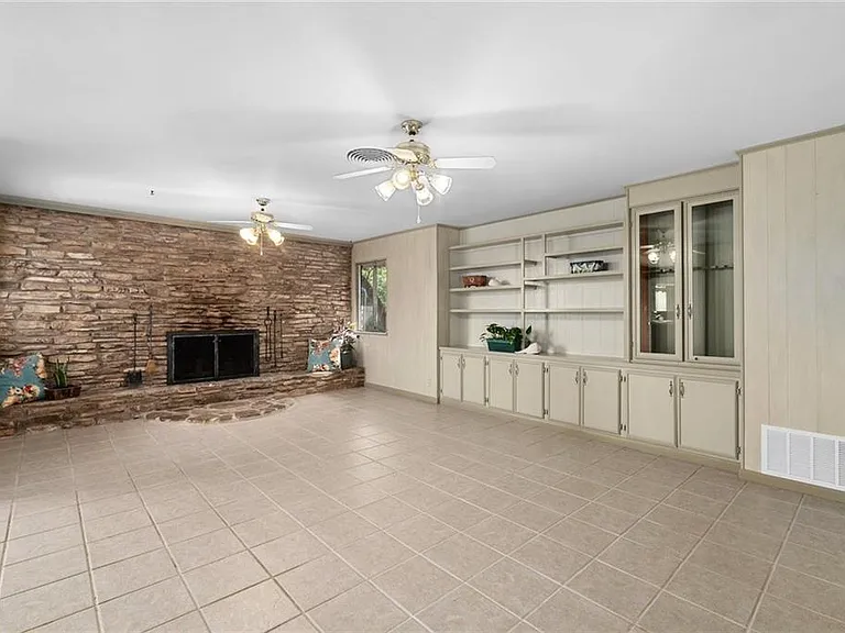 610 Lancelot Way — Photo 12
