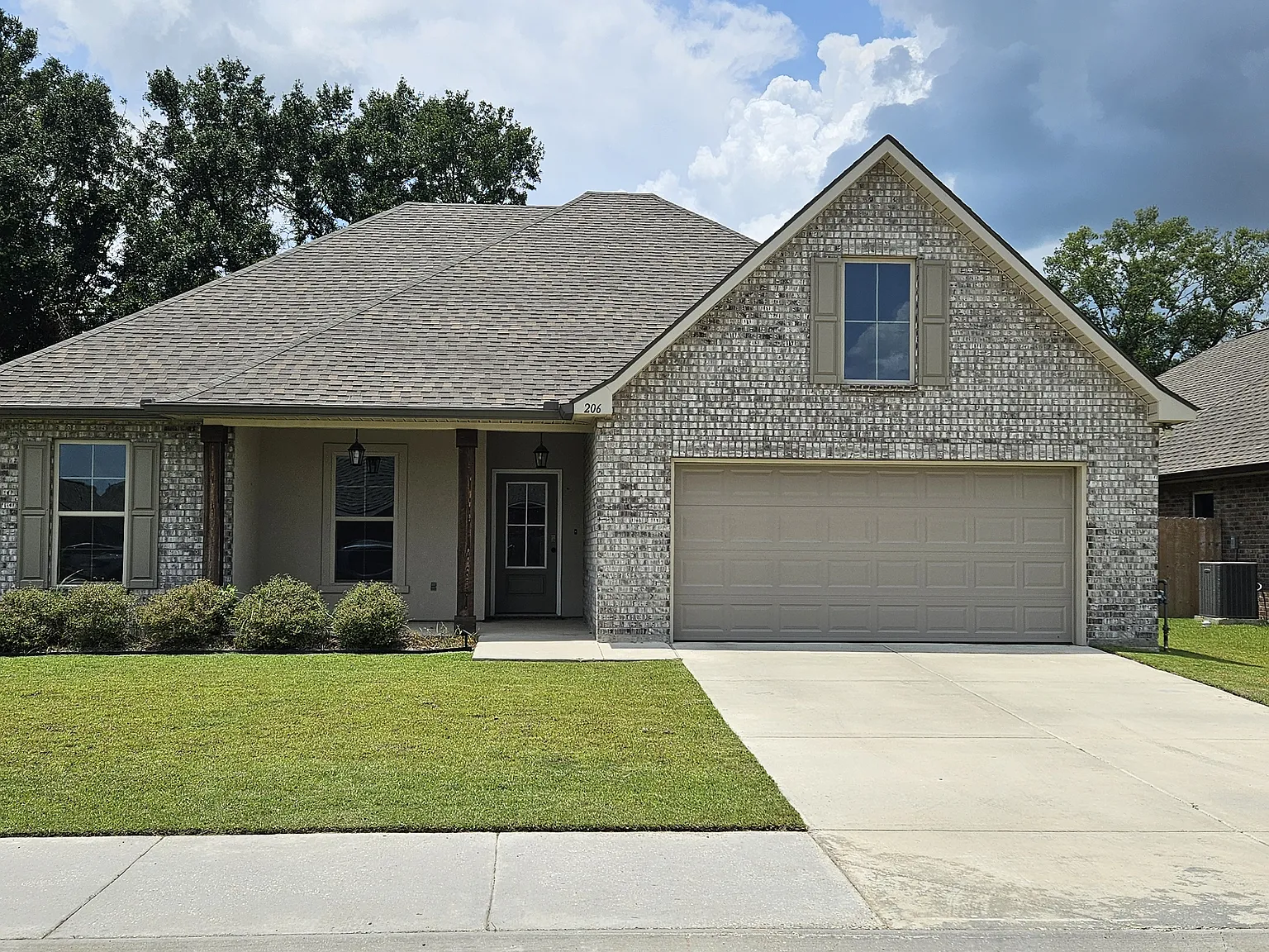 4 bed, 1885 sqft, $2,200 — Photo 1