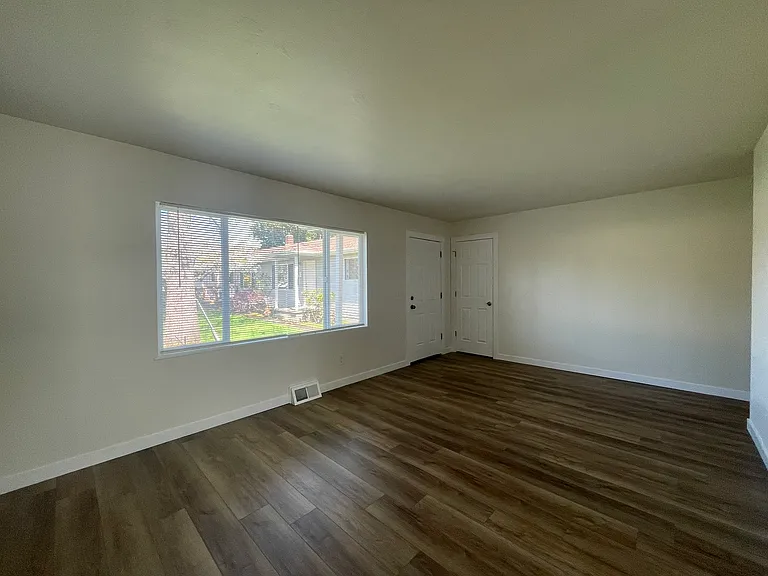 10834 NE Glisan St #10 — Photo 3