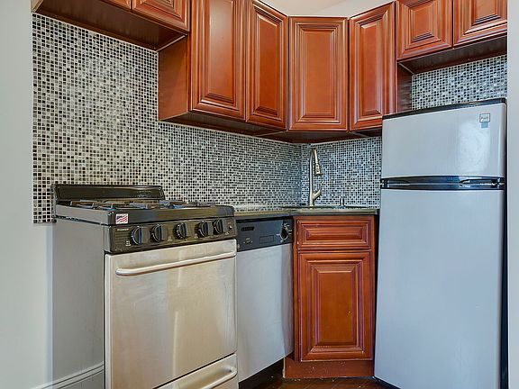 4th image of 154 E 7th St APT Fe