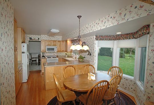 2nd image of 417 Larchmont Ln