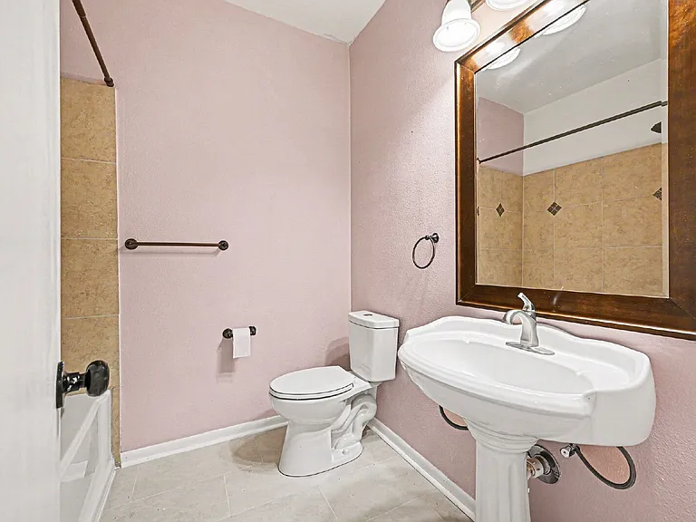 130 Groveland Pl — Photo 16
