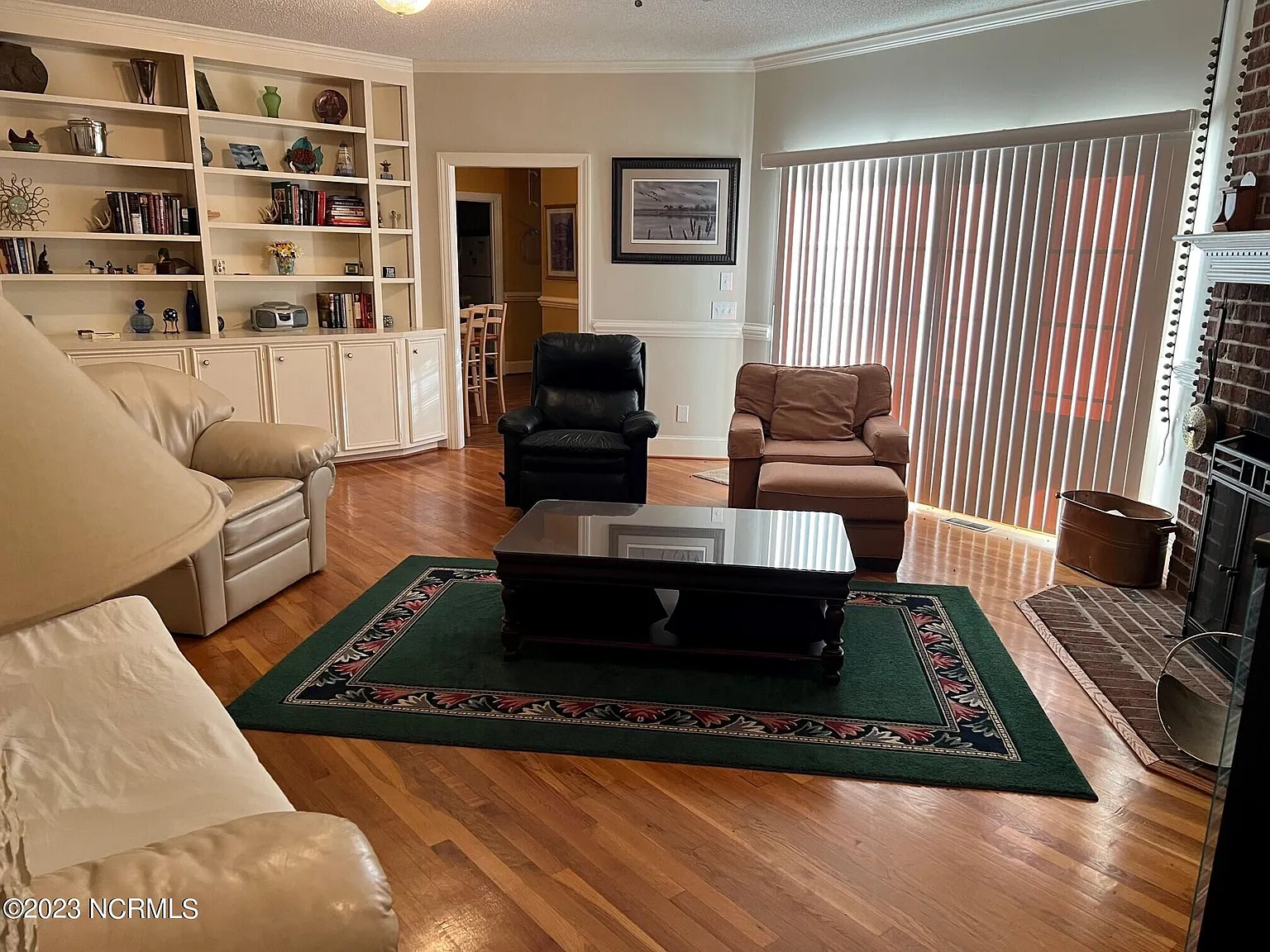 3 bed, 2.0 bath, 2500 sqft, $2,300 — Photo 3