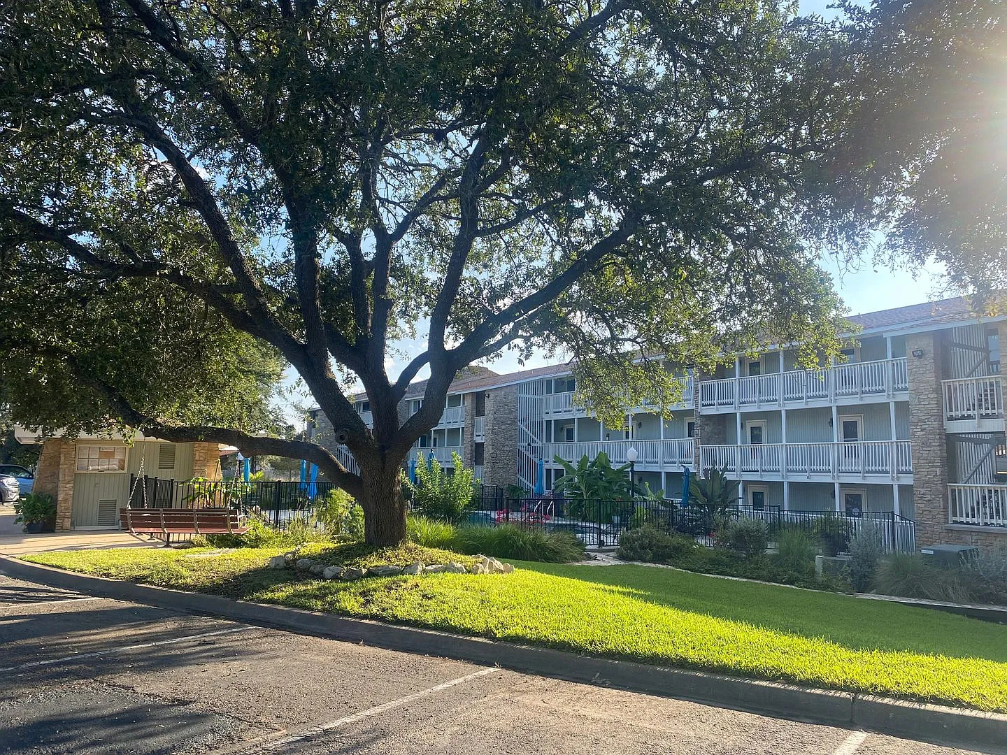 Ground Floor Studio Condo With A Million Dollar Lake View — Photo 4