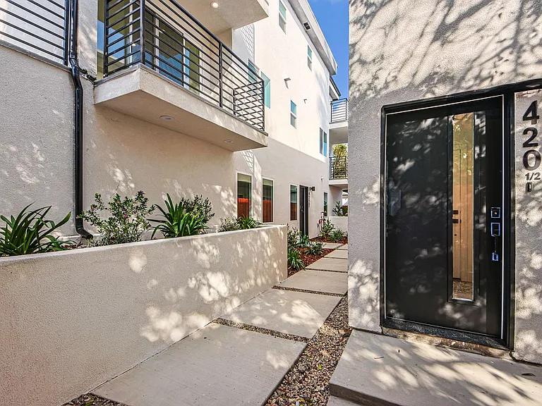 Luxury 3 & 4 Bed Townhomes a Short Walk to Topanga Village! — Photo 13