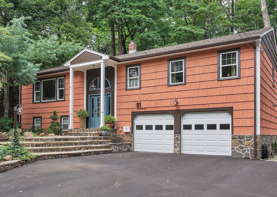 Wonderful curb appeal! 
