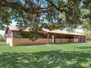 1105 Overhill Dr, Cleburne, TX 76033