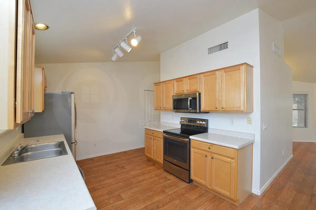 3 bed, 2.0 bath, 1540 sqft, $2,099 — Photo 2