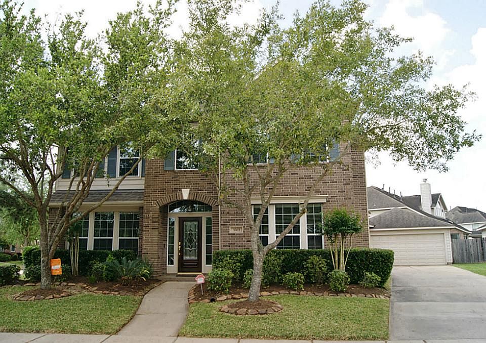 BIG VILLAGE 4/3.5/2 ON POOL SIZED LOT