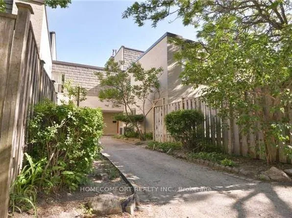 17 Four Winds Dr #15, Toronto, ON M3J 1K7