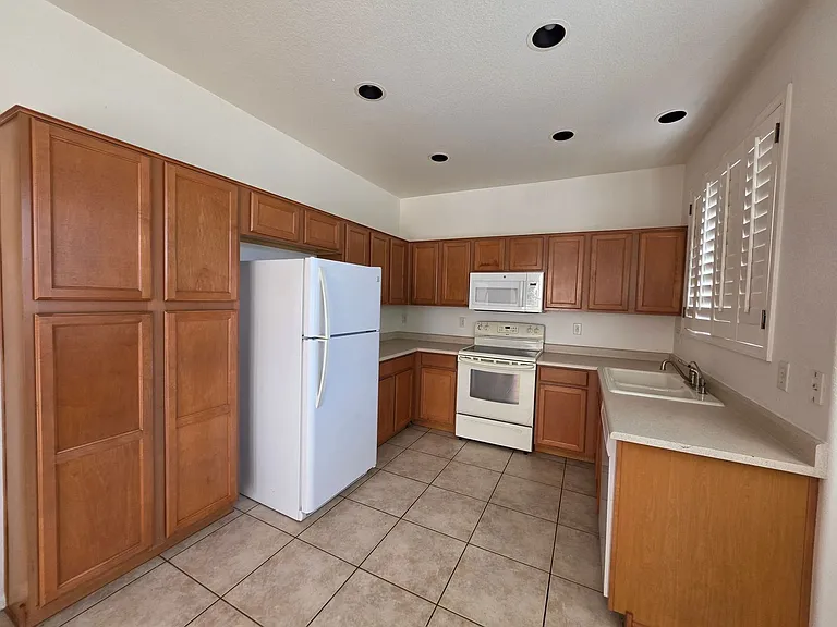 1886 E Don Carlos Ave #141 — Photo 6