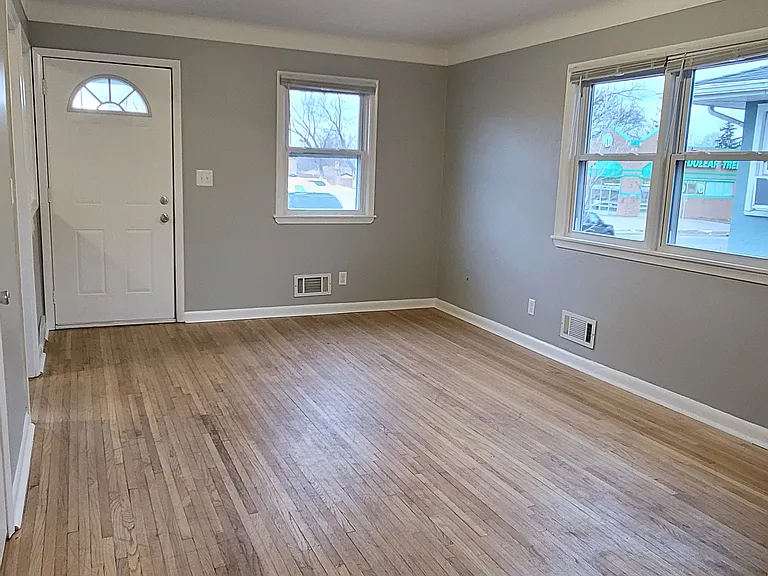 120 Maryland Ave W — Photo 2