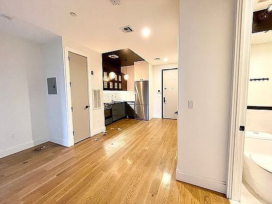 2nd image of 88 Hart St #3D