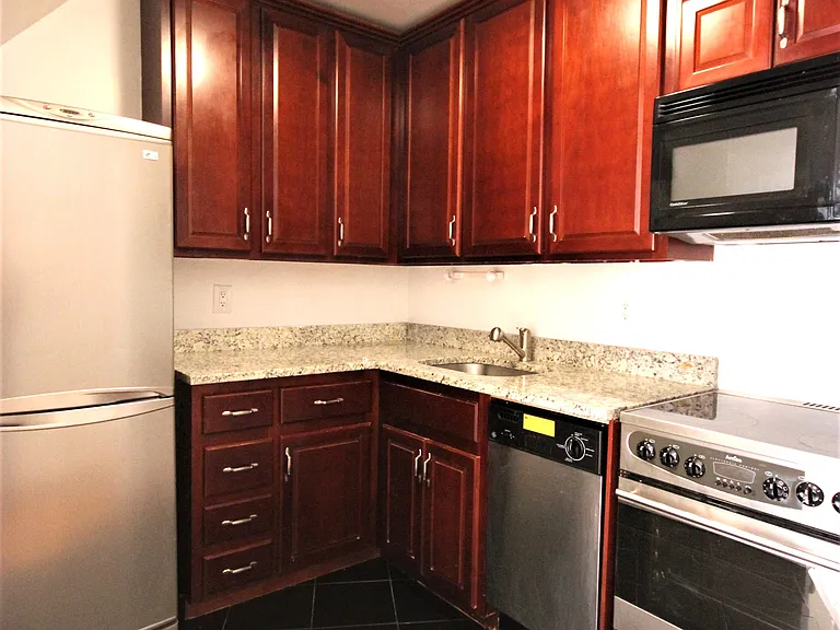 525 W 49th St #5D — Photo 3