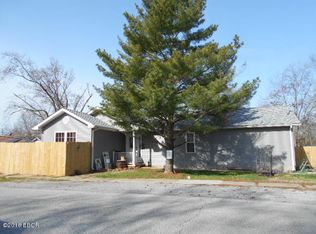 1122 E Sloan St, Harrisburg, IL 62946