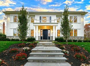 2 Willow Ct, Manhasset, NY 11030