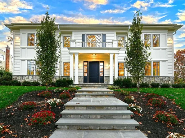 2 Willow Court, Manhasset, NY 11030