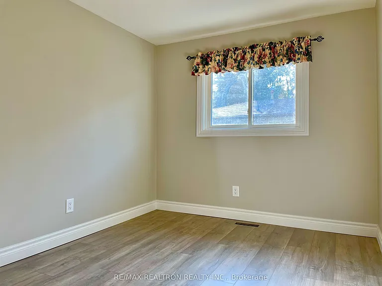 796 Arnold Cres #MAIN — Photo 14