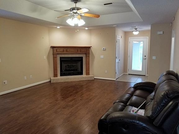 3rd image of 207 Windsor Garden Dr