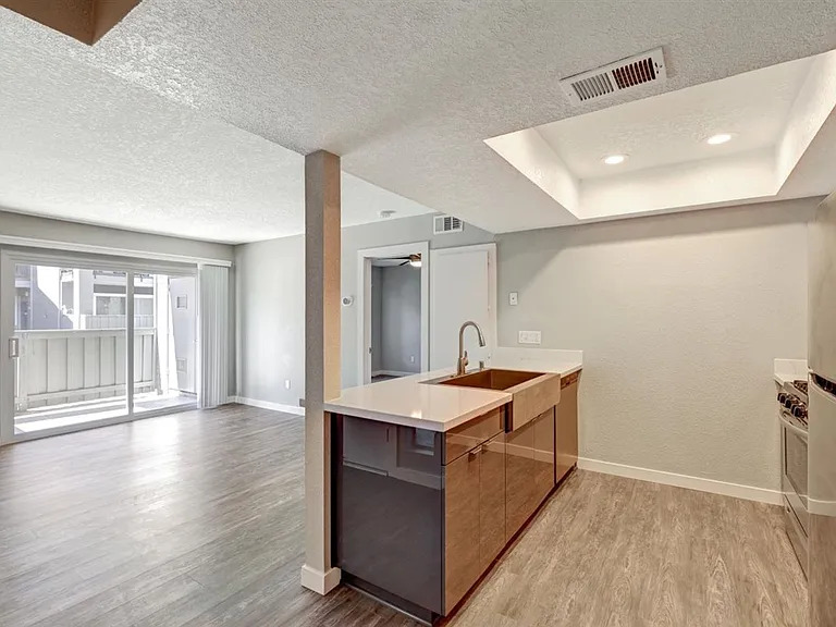 The James Apartments — Photo 14